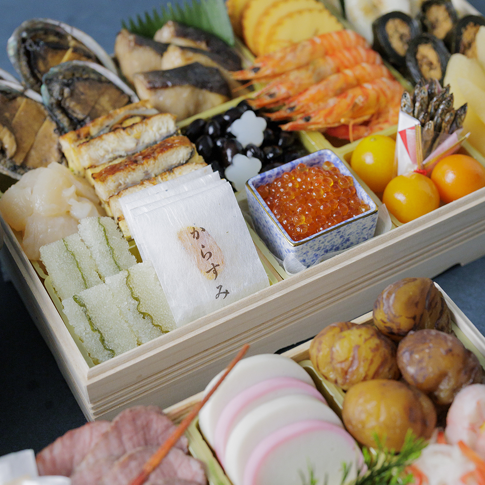おせち　インスパイア　スリーブ 新春！宝石箱おせち 木箱入 三段重 全50品 3人前 – 一心-ISSHIN