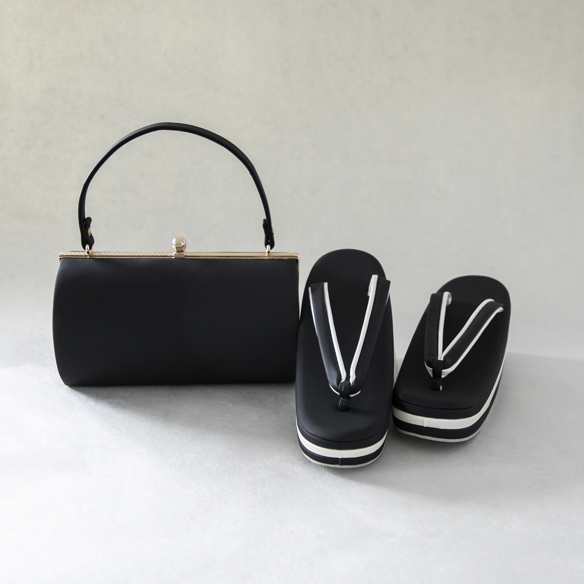 成人式振袖セット（長襦袢，草履なし）蝶と花模様 ⭐︎小柄さんに最終値下げ交渉します ヴィンテージスタイル 黒/金 サクラ柄 高級柄 モード系振袖